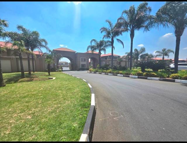 2 BEDROOM HOUSE FOR SALE IN PARKRAND